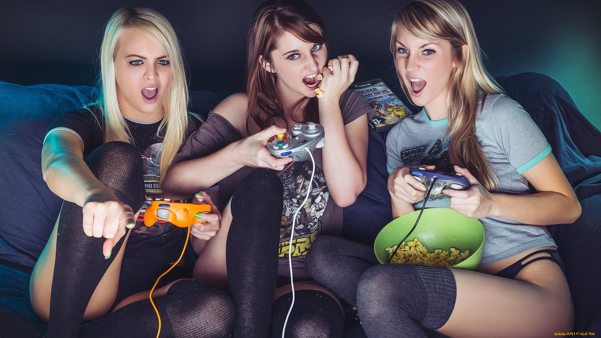 Girls control girls. Девушка геймер. Девушка PLAYSTATION. Девчонка геймер. Подруга геймера.